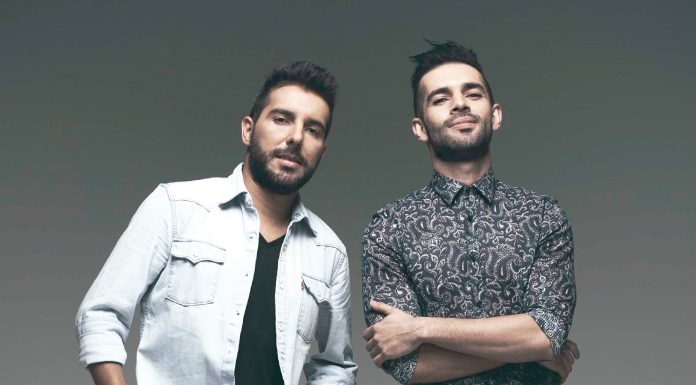 Sostenes y otras prendas en el escenario de Alkilados