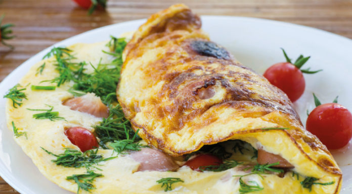 Celebra el amor con un omelette de jamón y queso