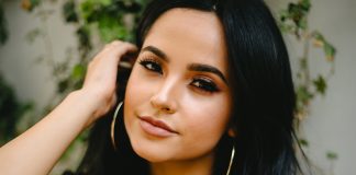 Becky G se muestra sin maquillaje