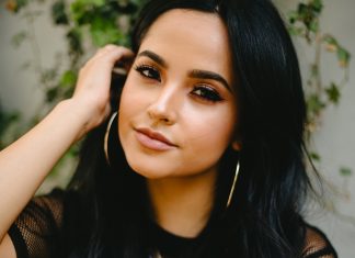 Becky G se muestra sin maquillaje