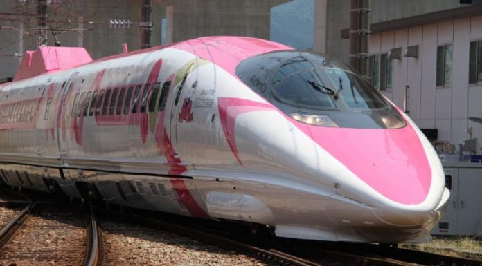 Tren de Hello Kitty se pasea en las calles de Japón