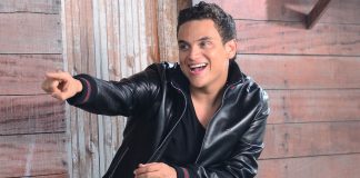 Silvestre Dangond regala casa a fanática