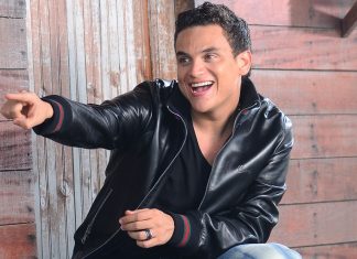 Silvestre Dangond regala casa a fanática
