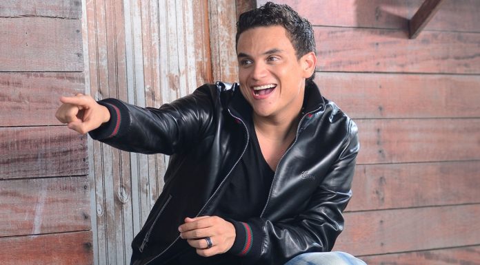 Silvestre Dangond regala casa a fanática