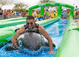 Tobogán gigante en el Festival de Verano