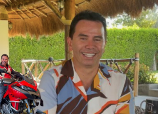 Jhonny Rivera estreno su moto de 90 millones contra el piso