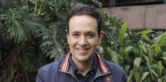 Carlos Ochoa está hablando de novelas por puro milagro Carlos Ochoa