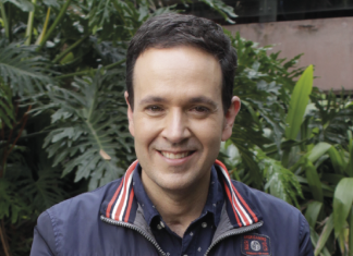 Carlos Ochoa está hablando de novelas por puro milagro Carlos Ochoa