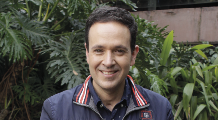 Carlos Ochoa está hablando de novelas por puro milagro Carlos Ochoa