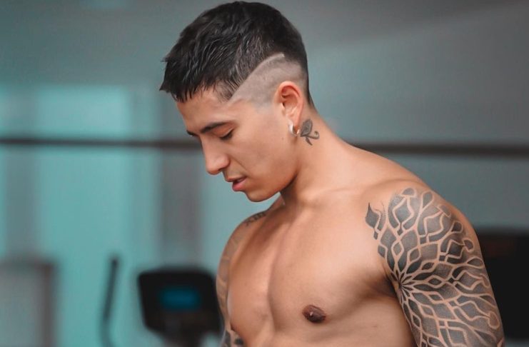 Andy Rivera cautivó a sus seguidoras con un baile en toalla andy