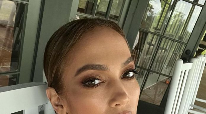 ¡Tremendo cuerpazo! Jennifer López se mostró como Dios la trajo al mundo Jennifer López