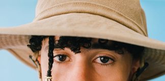 ¡Tremendo beso! Bad Bunny se besó con una fan Bad Bunny