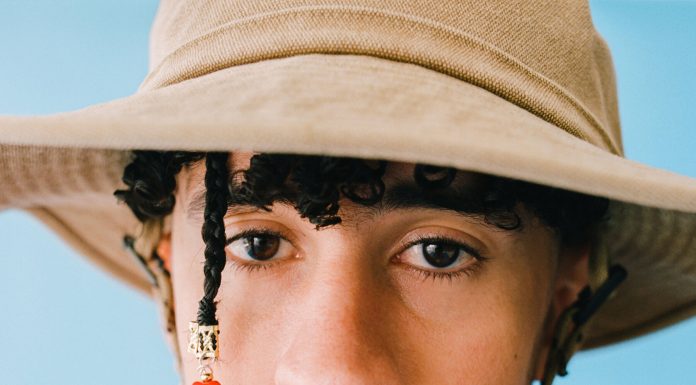 ¡Tremendo beso! Bad Bunny se besó con una fan Bad Bunny