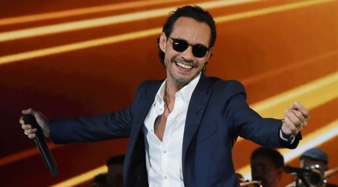 Tremendo botellazo que le metieron a Marc Anthony Marck Anthony