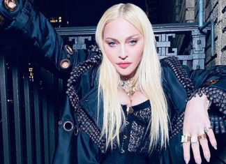 Foto: Madonna posó con las bubis al aire Madonna