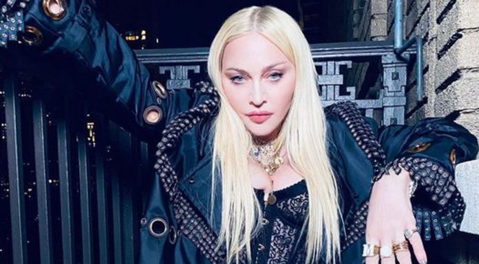 Foto: Madonna posó con las bubis al aire Madonna