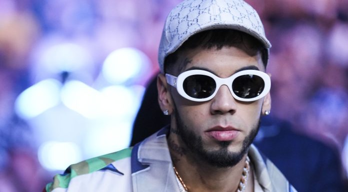Video: Anuel AA se metió tremendo porrazo en pleno concierto Anuel AA