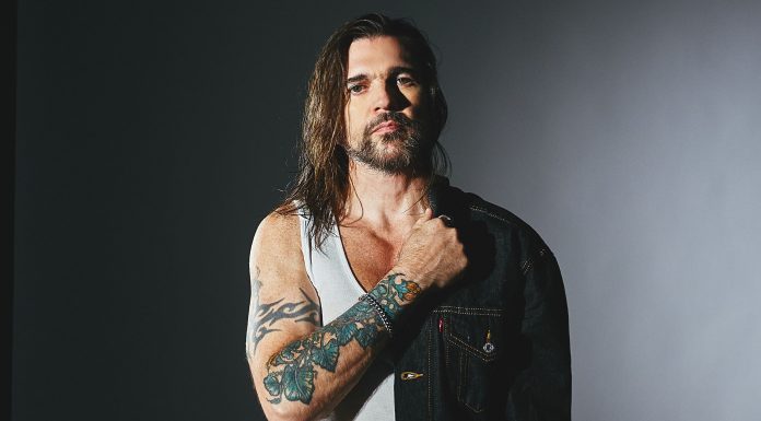 Juanes sacando los poderes para lanza nueva música Juanes