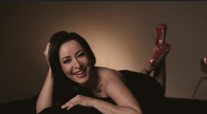 Flavia Dos Santos lanza La Sexóloga, no apta para mojigato