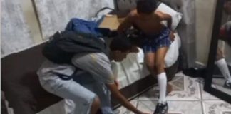 Con su primer sueldo le compro a su hermano los zapatos que tanto había soñado Le compra con su primer sueldo zapatos a su hermano