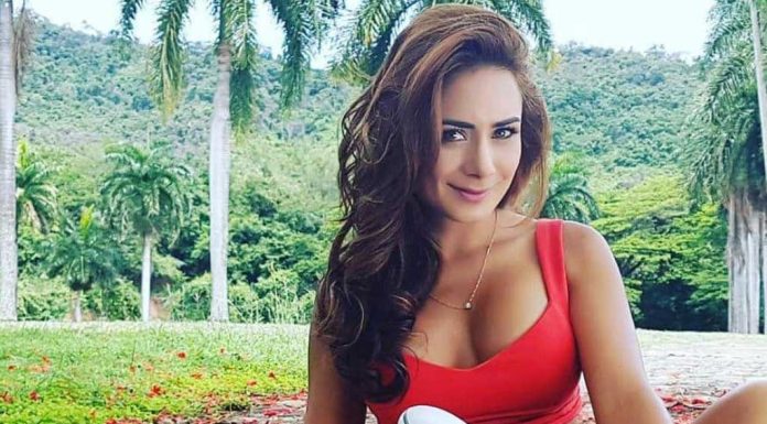 Johanna Fadul con las bubis al aire Johanna Fadul