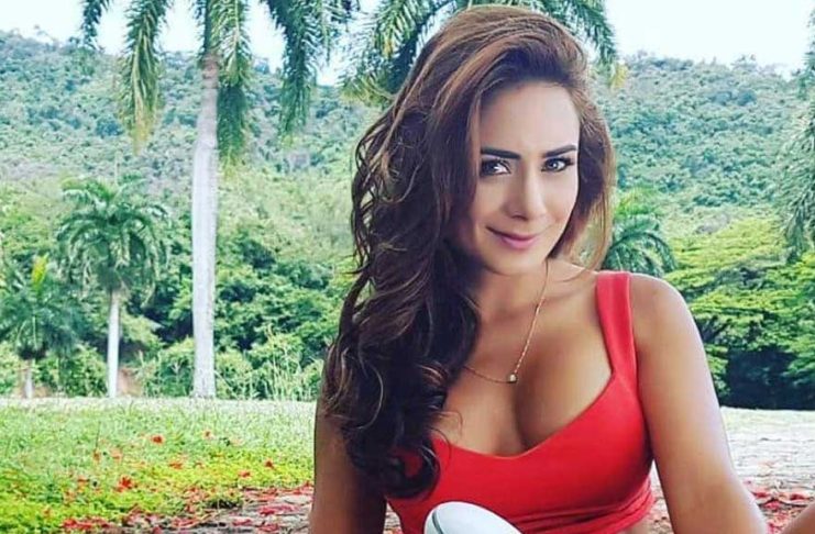 Johanna Fadul con las bubis al aire Johanna Fadul