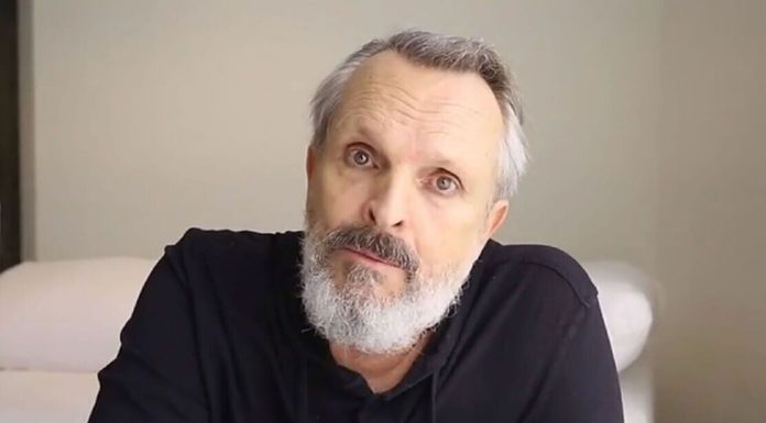 «Esta canción no la puede cantar un hétero» Polémico comentario de Miguel Bosé "Esta canción no la puede cantar un hétero" Miguel Bosé hizo polémico comentario