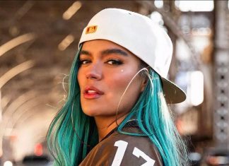 Karol G “presume” su colección de autos Karol G