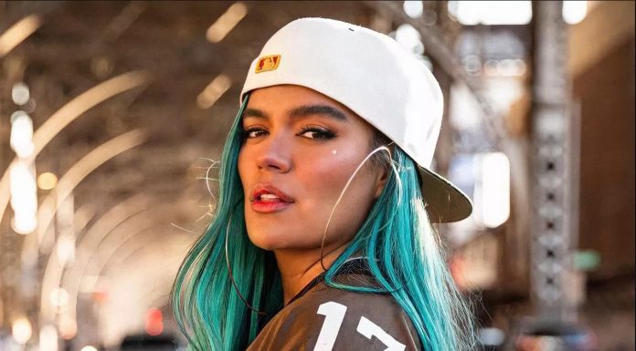 Karol G “presume” su colección de autos Karol G