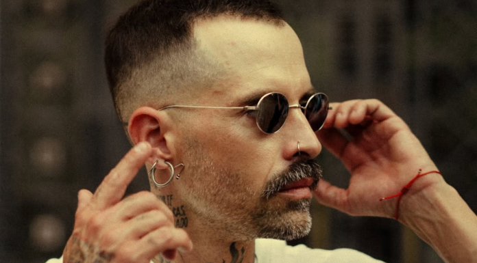 Mike Bahía arranca su gira 2025 con una explosiva fusión de salsa y su estilo único Mike Bahía